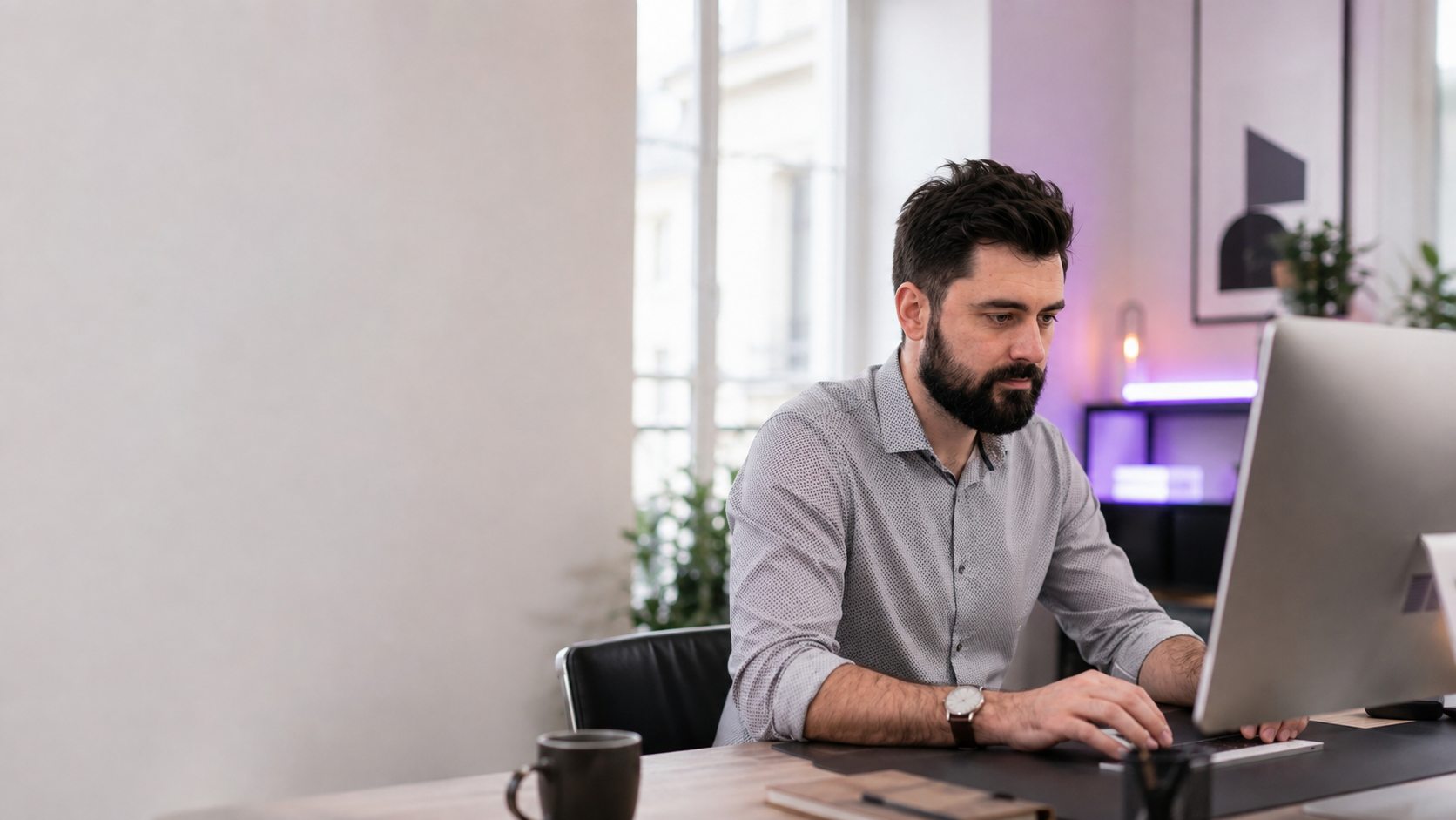 Kévin Barré travaillant sur ordinateur dans un espace de travail